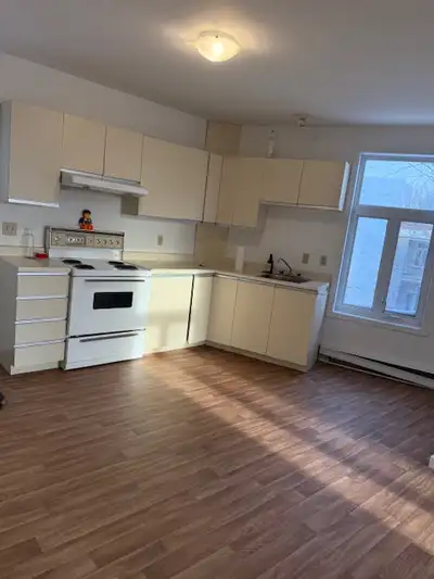 418-806-1682 418-655-8281 À voir au 197 rue Saint-Ambroise, appartement #5, beau grand 3 1/2 situé a...