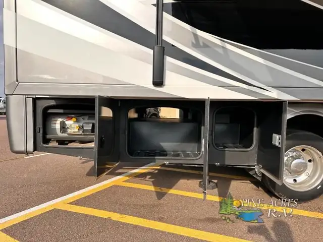 2022 Thor Motor Coach Challenger 35MQ only 6,310 Miles in RVs & Motorhomes in Moncton - Image 60