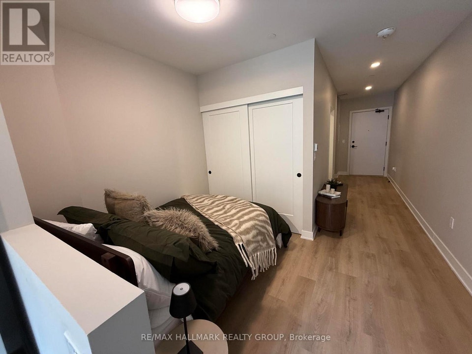 306 - 275 CARLING AVENUE Ottawa, Ontario 4