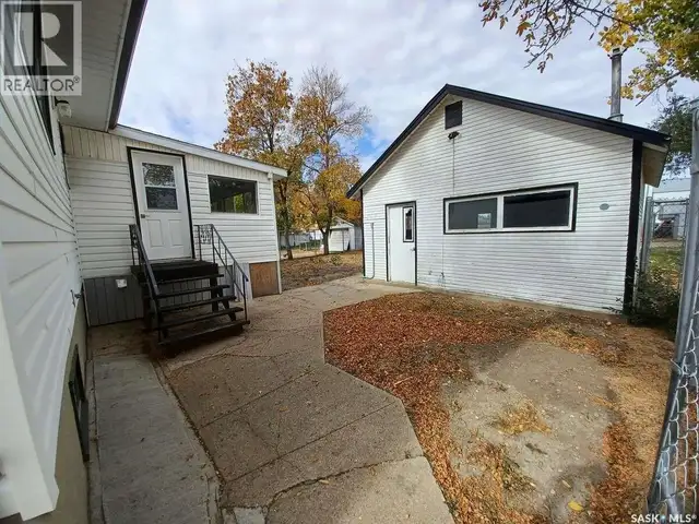 113 5th AVENUE Gravelbourg, Saskatchewan in Houses for Sale in Moose Jaw - Image 5
