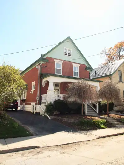 Bright & Well Maintained 2 Bedroom Plus Den Apartment In Waterloo! (Upper Unit) Welcome to 253 Herbe...