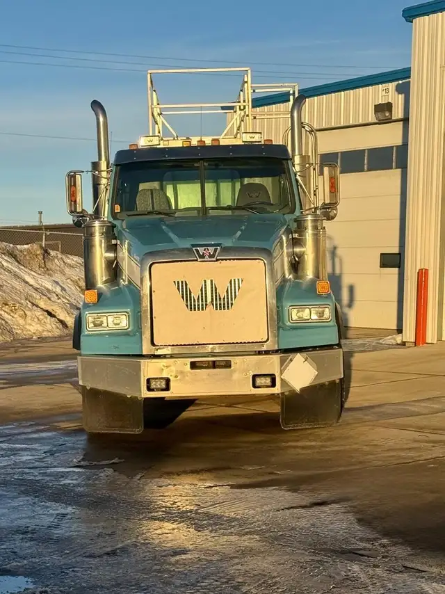 2003 WESTERN STAR 4900 in Heavy Trucks in Saskatoon - Image 3
