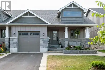 Now available for lease, this beautifully constructed townhome by award-winning local builder McDona...
