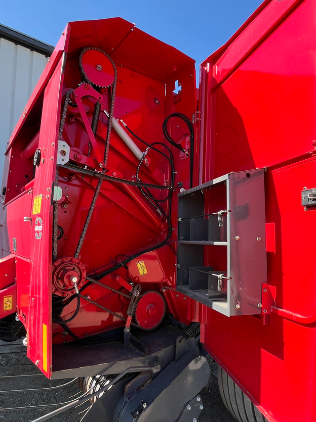2010 MASSEY FERGUSON 2856A in Farming Equipment in Moose Jaw - Image 6