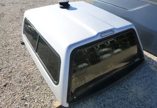 2009 - 2018 Dodge Ram 6'4 PS2 Bright Silver Leer180 Truck Cap in Other Parts & Accessories in Kitchener / Waterloo - Image 2