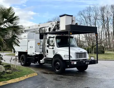 2015 Freightliner M2 106 2015 Freightliner M2 106 Air Brakes Altec Bucket / Model LR760 60 Foot Plat...