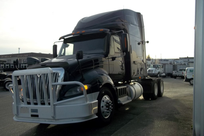 This pre-owned 73in high-rise highway tractor is a full maintenance lease return. Unit features 485...