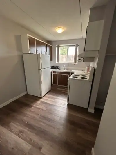 925 Syndicate Ave S - #3 Units in this building rarely come available - Come see why! This apartment...