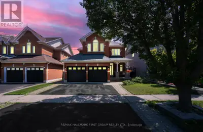 Beautifully situated on one of Brooklin's most desirable streets, this stunning all-brick 3+2 bedroo...