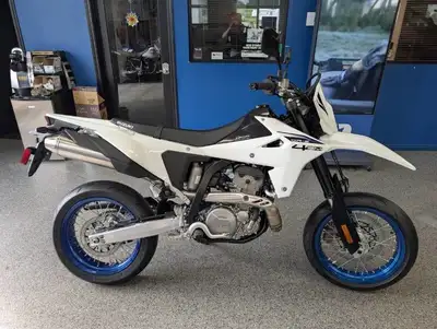 SUZUKI DRZ 400 SM SUPER MOTARD 2025 PDSF : 11899.0$ Transport et préparation : 776.0$ Supplément log...