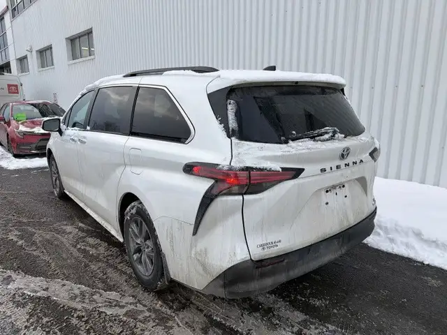 2022 TOYOTA SIENNA XLE + CUIR + TOIT + HYBRIDE + CAM RECUL + FWD in Cars & Trucks in Laval / North Shore - Image 5