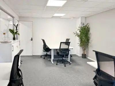Flexible large office for rent designed to accommodate 20 people at Regus Vancouver Park Place. A fu...