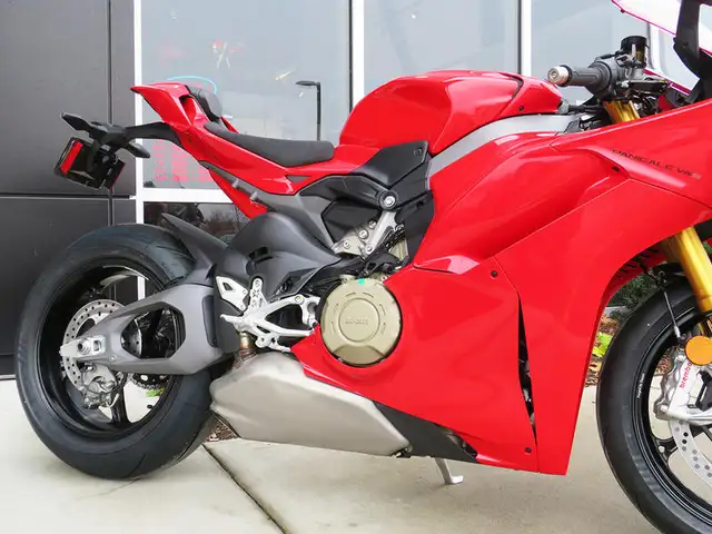 2025 Ducati Panigale V4 S Ducati Red in Sport Bikes in Cambridge - Image 8