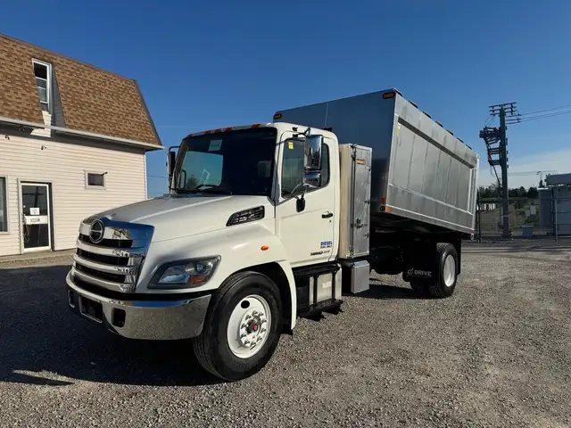 2018 Hino 338 in Heavy Trucks in Hamilton - Image 6