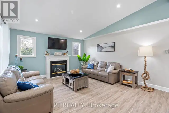 7652 RIVERSIDE DRIVE Lambton Shores (Port Franks), Ontario in Houses for Sale in Grand Bend - Image 11
