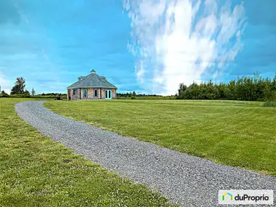 Maison unique ! Charmante et lumineuse construction octogonale située dans un secteur paisible. - Co...