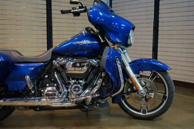 2017 Harley-Davidson FLHX - Street Glide in Sport Touring in Lethbridge - Image 5