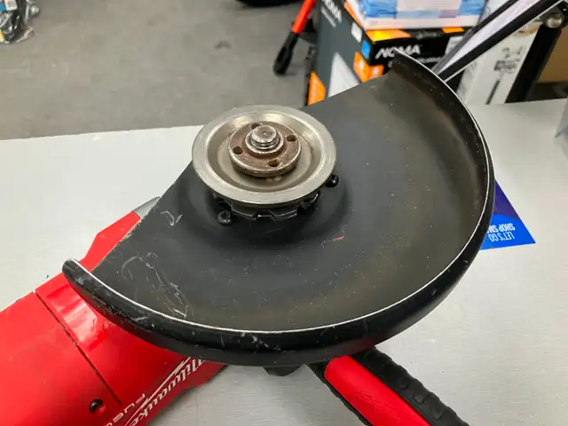 Milwaukee 7"/9" Grinder with Battery and Charger in Other in Oakville / Halton Region - Image 3