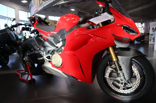 2025 Ducati Panigale V4 S Red in Street, Cruisers & Choppers in Edmonton - Image 2