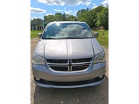 2017 dodge grand caravan sxt plus cuir mags 2 chauffage cruise 4 vitres électriques propre roule bie... (image 4)