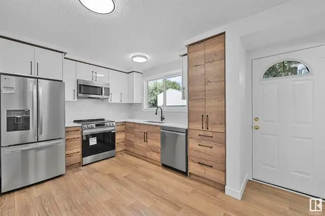 FULLY RENOVATED TOWNHOUSE - 416 HERMITAGE RD NW63008312205569121