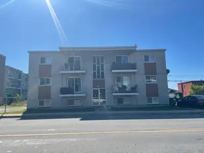 418-655-8281 À voir au 370 46e rue Est, appartement #1, beau 3 1/2, situé au demi sous-sol dun petit...