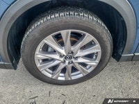 2020 Mazda CX-5 Le Mazda CX-5 GT 2020 se distingue par son design raffiné et dynamique, fidèle à la... (image 8)