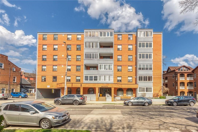 23 MAIN Street, Unit #202 Dundas, Ontario in Condos for Sale in Hamilton