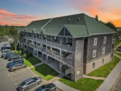 WELCOME TO GARDENSTONE - TWO BEDROOM PLUS DEN APARTMENT AVAILABLE At Gardenstone, you will find the...