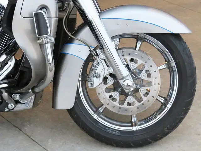 2016 Harley-Davidson FLTRUSE - CVO Road Glide Ultra in Sport Touring in Cambridge - Image 12