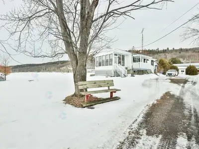 Voici le domaine qu'il vous faut! Trois lots agricoles, résidentiels, commerciaux plus de 70,43 acre...