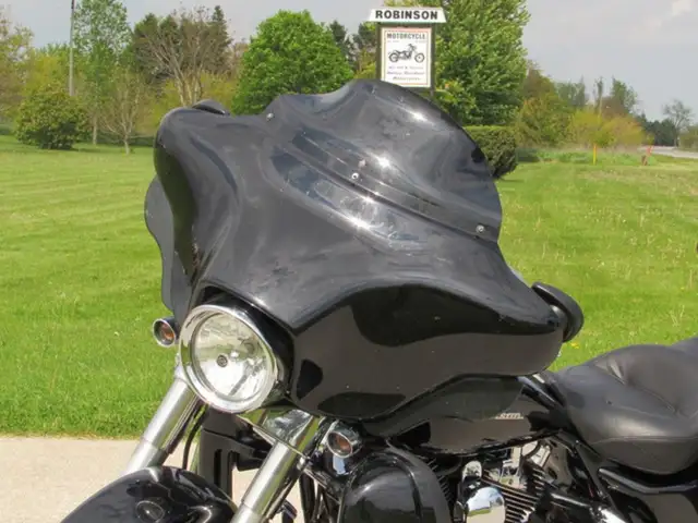 2006 Harley-Davidson FLHX Street Glide Over $9,000 in Great Opti in Sport Touring in Leamington - Image 14