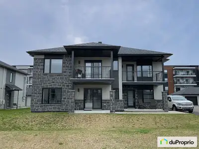 Triplex moderne avec garages et stationnements extérieurs. Construction 2020 de qualité à Saint-Char...