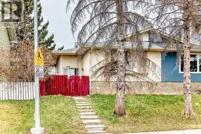 Beautiful fully developed bungalow-style duplex located in the highly desirable community of Dover....