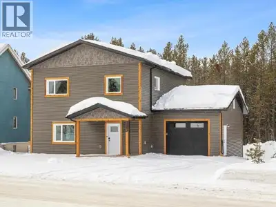 Hello beautiful views and a large lot located in Copper Ridge! Brand new modern two-storey home by S...
