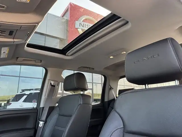 2017 GMC Sierra 1500 Denali 4x4 Crew Cab • 6.2L • Sunroof • Pwr  in Cars & Trucks in Calgary - Image 15