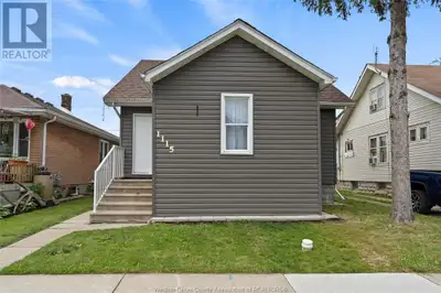 BEAUTIFUL 1 1/2 STOREY HOME SITUATED CLOSE WALKING DISTANCE TO FABULOUS LITTLE ITALY ERIE STREET RES...