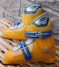 Head carve X2 Ski boots size 22.5 or US 3.5 to 4 junior designed