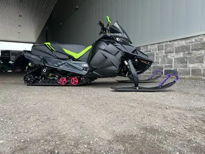 USED 2023 ARCTIC CAT ZR9000 THUNDERCAT 137 EPS ONLY 3,220 KM OPTIONAL ADD ONS: Add a Garmin Tread fo...