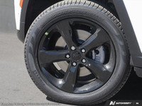 This Jeep Grand Cherokee L has a powerful ERC 3.6L Pentastar(TM) VVT V6 engine w/ESS engine powering... (image 7)