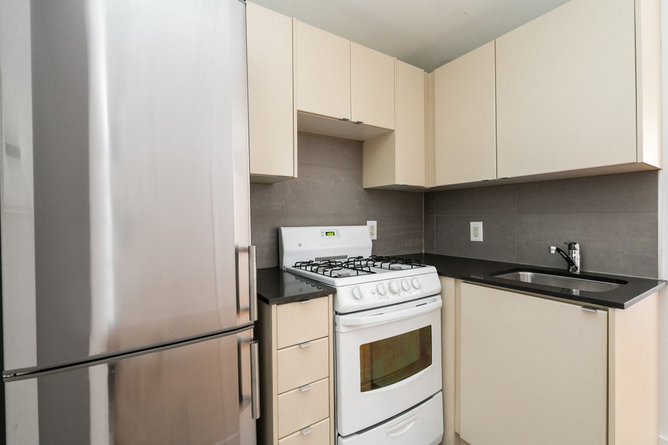 renovated one bedroom, College and Spadina - ID 59 3