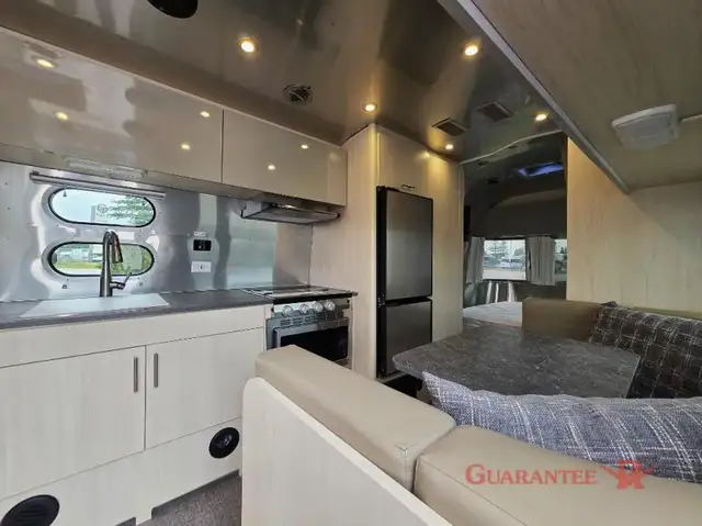 2022 Airstream Flying Cloud 23FB in Travel Trailers & Campers in Calgary - Image 10
