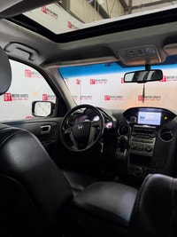 This 2014 Honda Pilot Touring gives you that dependable, comfortable feeling every time you drive it... (image 9)