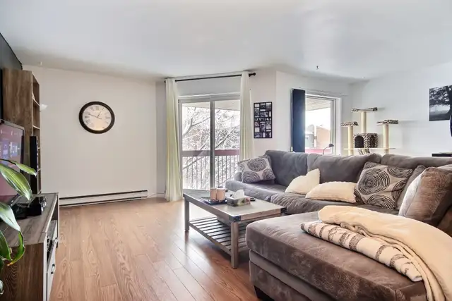 TRES GRAND 4 1/2 AVEC SALON EN COIN - JUILLET 2026