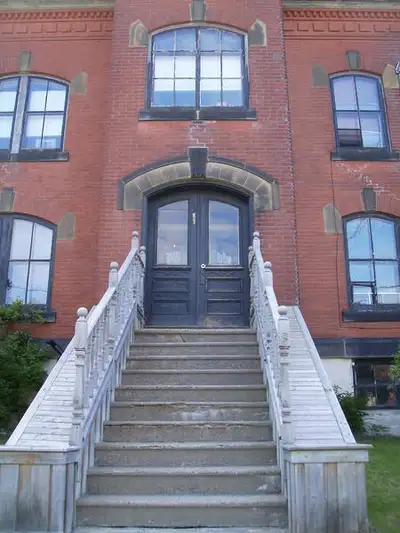 Cozy 1-Bedroom Two-Level Apartment Douglas Avenue Looking for a charming, tucked-away spot with one...