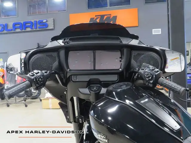2025 Harley-Davidson FLHX - Street Glide in Sport Touring in Cambridge - Image 6