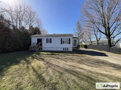 Charmant bungalow clé en main offrant un rez-de-chaussée et un sous-sol aménagé, situé sur un vaste...