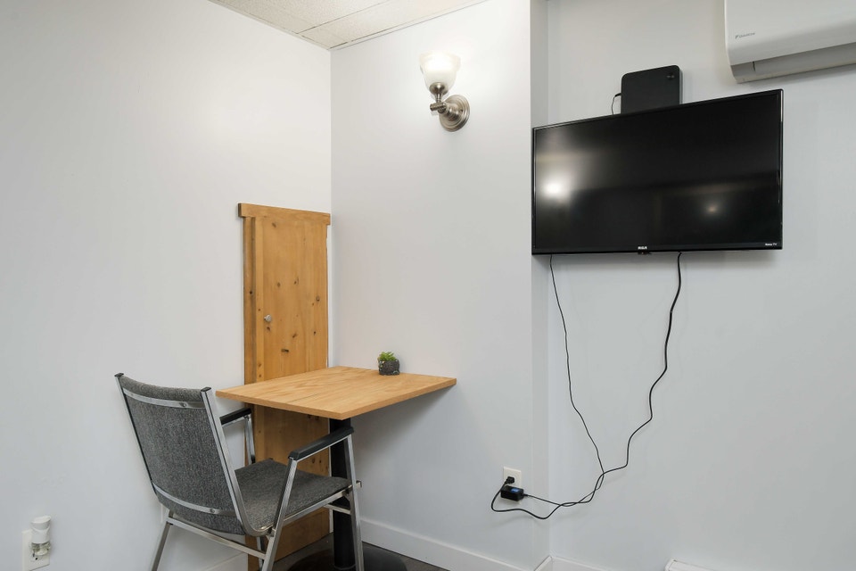 C7 BSMT - 3 BEDROOMS 4