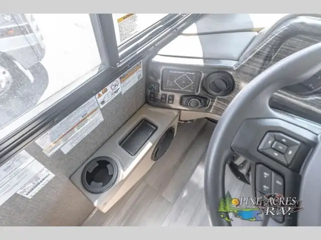 2022 Thor Motor Coach Challenger 35MQ only 6,310 Miles in RVs & Motorhomes in Moncton - Image 59