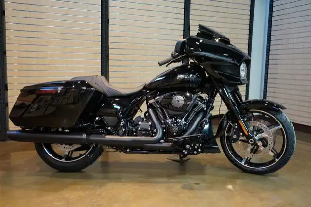 2025 Harley-Davidson FLHX - Street Glide in Sport Touring in Lethbridge - Image 6